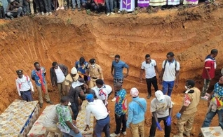Enterro em massa para as vítimas de um ataque do Estado Islâmico na Província da África Central a uma igreja em Komanda, Província de Ituri, em agosto. (Foto: Barnabas Aid)