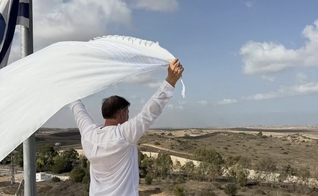 Joel Engel durante oração na fronteira entre Israel e Gaza. (Foto: Ministério Engel)