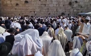 Milhares de judeus participaram da cerimônia de bênção sacerdotal no Muro das Lamentações. (Foto: Reprodução/YouTube/The Holy Land, by Zahi Shaked).