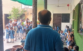Shamshad Masih ministrando a crianças. (Foto: Arquivo pessoal cedido ao Guiame)
