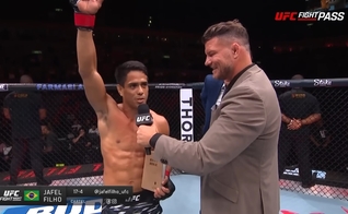 Jafel Filho anunciou o Evangelho no octógono. (Foto: Reprodução/YouTube/UFC Brasil).