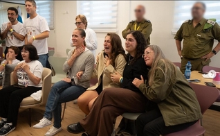 Familiares aguardam com emoção a chegada dos reféns libertados após o acordo entre Israel e Hamas. (Foto: IDF)
