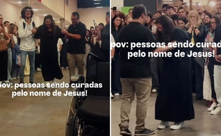 A mulher deixou a cadeira de rodas e andou. (Foto: Reprodução/Instagram/Dunamis Movement)