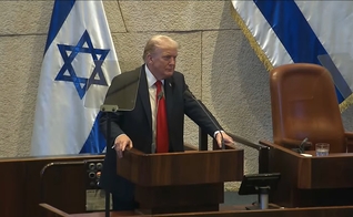Donald Trump discursa no Knesset em um momento histórico, durante a cerimônia de retorno dos reféns israelenses. (Captura de tela/YouTube/White House)