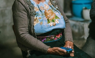 Juanita com a Bíblia em áudio nas mãos. (Foto: Reprodução/Global Christian Relief)