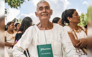 Idoso com a Bíblia em sua língua. (Foto: Ilustração/Christian Aid Mission)