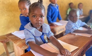 A pequena Ruth, sobrevivente de ataque de extremistas na Nigéria. (Foto: ICC)