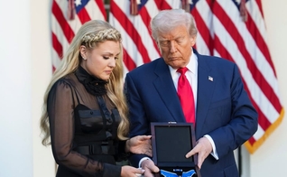 Erika Kirk recebe a Medalha Presidencial da Liberdade das mãos de Donald Trump. (Foto: Instagram/Casa Branca)
