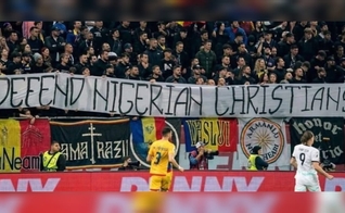 A torcida romena pediu o fim do genocídio de cristãos na Nigéria. (Foto: Reprodução/X/Casual Ultra Official). 
