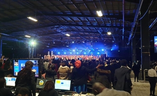 Centenas de pessoas participam de um culto da Igreja Cristã Redimida de Deus em Londres, marcado por louvor, oração e celebração comunitária. (Foto: RCCG)