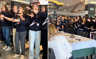 Os jovens cantando no restaurante. (Foto: Reprodução/Instagram/Instituto Adventista Cruzeiro do Sul)