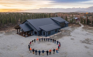 Cristãos orando do lado de fora da igreja. (Foto: Reprodução/Samaritan's Purse)