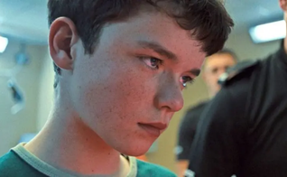 O ator Owen Cooper em cena da série “Adolescência”. (Imagem: Divulgação/Netflix)