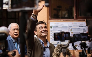 Rodrigo Paz acena aos apoiadores após ser confirmado vencedor das eleições. (Foto: Instagram/rodrigopazpereira)