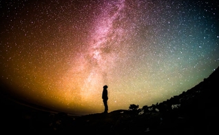 As evidências citadas vão desde o Big Bang até a complexidade do DNA e do genoma humano. (Foto: Unsplash/Greg Rakozy)