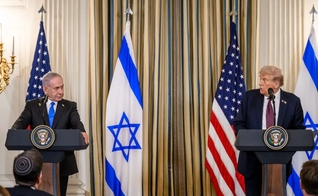 Donald Trump e Benjamin Netanyahu em anúncio do plano de paz para Gaza. (Foto Oficial da Casa Branca/WhiteHouse.gov)