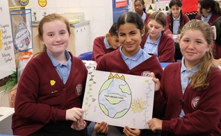 Estudantes que participaram da ‘Oração do Pai Nosso’ seguram placa “Venha o Teu Reino”. (Foto: Faith in the North)