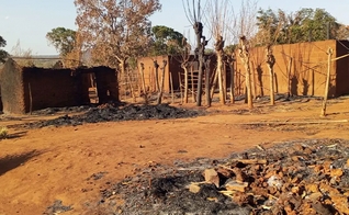 Parte da devastação causada pelos recentes ataques na aldeia de Napala. (Foto: Portas Abertas)