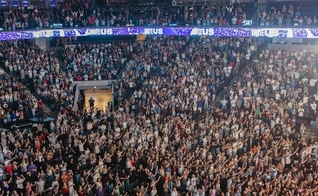 Milhares de estudantes se reuniram para ouvir a Palavra de Deus. (Foto: Instagram/Unite US)
