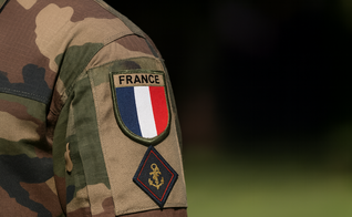 O general Fabien Mandon ressaltou o risco de um confronto “violento”. (Imagem ilustrativa gerada por IA)