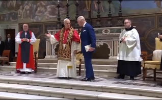 Rei Charles e o papa Leão na missa no Vaticano. (Foto: Reprodução/The Royal Family Channel).