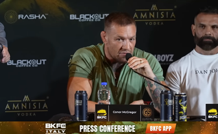 Conor McGregor na coletiva de imprensa. (Foto: Reprodução/YouTube/Bare Knuckle Fighting Championship)