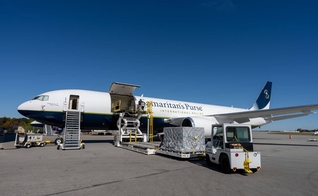 O avião da Samaritan’s Purse carregado decolou para Gaza. (Foto: Samaritan’s Purse).