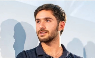 O ex-refém israelense Omer Shem Tov compartilha sua história pelo mundo. (Captura de tela/YouTube/JNF)