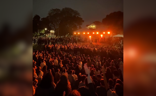 Praça de Curitiba foi palco de reunião entre jovens cristãos em noite de louvor. (Captura de tela/YouTube/gui.kilter)