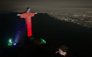 A YouVersion projetou um versículo no Cristo Redentor. (Foto: Instagram/YouVersion Português).