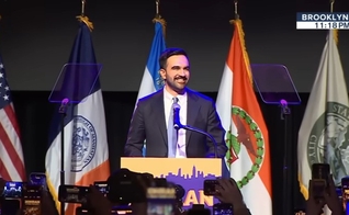 Zohran Mamdani celebra vitória em Nova York durante discurso em Brooklyn. (Captura de tela/YouTube/ABC News)