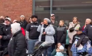 Diversas mães acompanhadas de seus filhos pequenos, alguns em carrinhos de bebê participaram do evento. (Captura de tela/Instagram/ juaneliasriesco)