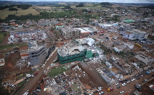 Vista aérea da destruição causada pelo tornado em Rio Bonito do Iguaçu. (Foto: Governo do Paraná / Wikipedia)