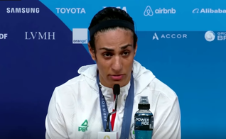 Imane Khelif durante entrevista após vitória no boxe nas Olimpíadas de Paris 2024 (Captura de tela/YouTube/Guardian)
