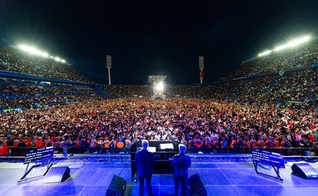 Franklin Graham reúne 75 mil pessoas no Estádio Vélez em duas noites de evangelismo durante o evento “Esperanza Buenos Aires”. (Foto: Associação Evangelística Billy Graham)