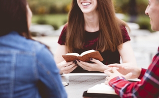 Estudantes fazendo leitura da Bíblia. (Foto ilustrativa: Freepik)