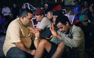 A missão “Sul, Missões e Graça” está pregando o Evangelho aos sem-teto. (Foto: Divulgação/SMG).
