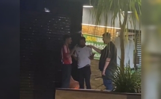 O evangelista João Paulo e outros cristãos oraram com o homem. (Foto: Reprodução/Instagram/João Paulo).