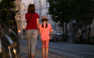 Ordem judicial restringe participação de Ava, 13, em atividades da igreja sem autorização do pai. (Foto ilustrativa: Hans Ott / Unsplash)