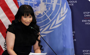 Nicki Minaj durante discurso na ONU, onde denunciou a perseguição de cristãos na Nigéria. (Captura de tela/YouTube/USA Today)