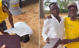 O homem chorou muito ao ser presenteado com uma Bíblia de Estudo. (Foto: Reprodução/Instagram/Diogo Scremin).