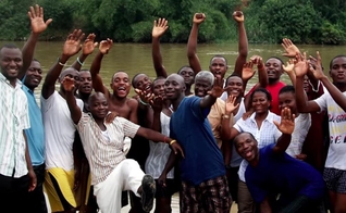 Ex-militantes que foram batizados pela JOCUM na Nigéria. (Foto: YWAM).