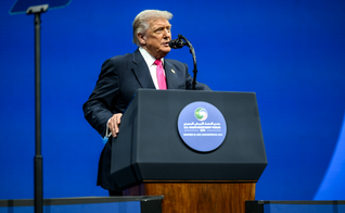 Donald Trump discursa no Fórum de Investimentos EUA-Arábia Saudita. (Foto: Casa Branca)