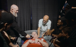 Joe Kriel foi batizado pouco antes de falecer. (Foto: Reprodução/YouTube/The Church of Eleven22).