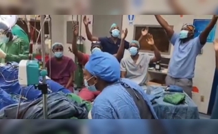 Médicos e enfermeiros louvaram em gratidão ao Senhor. (Foto: Reprodução/Facebook/Kachinga Sichizya).