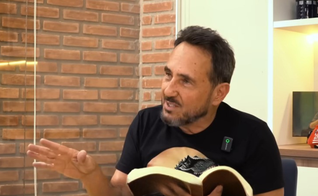Marcos Eberlin durante participação no podcast onde defendeu a leitura literal de Gênesis. (Captura de tela/YouTube/Marcos Eberlin)