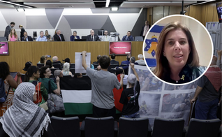 Ato de protesto na Assembleia de MG; no detalhe, Marcia Kelner Polisuk, liderança judaica da Hillel Internacional. (Foto: Guilherme Bergamini/ALMG / CONIB)