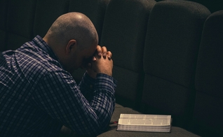 Após oração, homem relata milagre e descobre que não precisa mais realizar tratamento para câncer de próstata. (Foto ilustrativa: Unsplash/Billy Leivon)