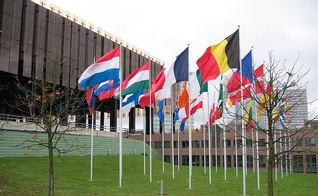 Complexo do Tribunal de Justiça da União Europeia em Luxemburgo, com bandeiras dos países da EU. (Foto: Creative Commons)