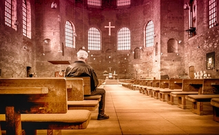 Na França, houve diversas agressões contra cristãos e ataques a locais de culto. (Foto: Marion Lhn / Unsplash)